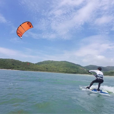 夏天好去處丨夏日必玩水上活動！嚴選刺激水上運動：無繩滑水丶水上瑜伽 風箏衝浪2